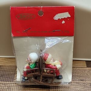 NWT! Vintage SSCO Pair Santa & Mrs. Clasue figurines in Rocking Chairs
